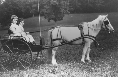 Amy y Julia du Pont con su buggy tirado por un pony
